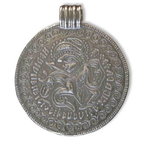 Brakteat med runeinskription - sølv