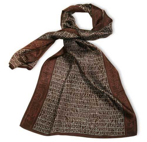 Brunt silketørklæde med runeskrift og motiver fra vikingetiden