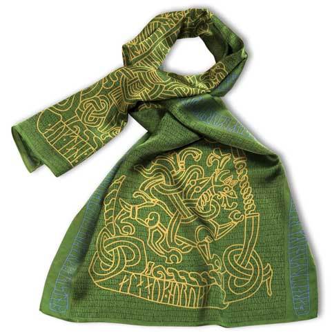 Grønt silketørklæde med runer og Jellingstenen