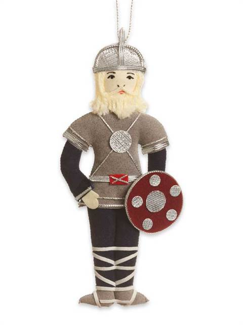 Viking med hjelm og skjold i stof og sølvtråd - håndlavet ophæng. Køb 2 stk. for 200 kr.