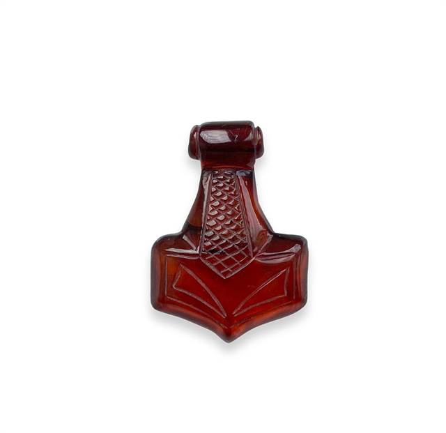 Ornamenteret vedhæng med Thorshammer i rav - cognacfarvet
