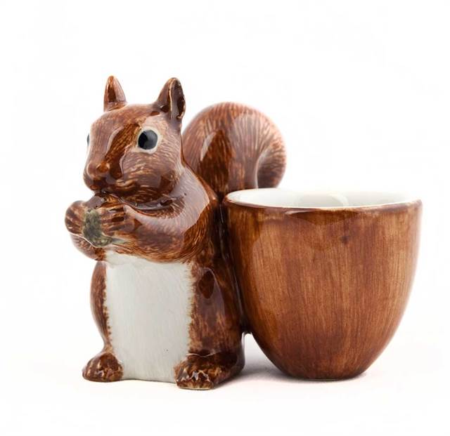 Håndlavet æggebæger med rødt egern i keramik