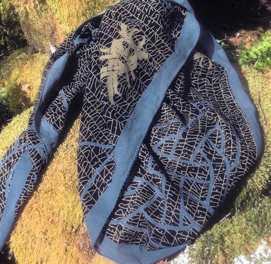 Sort bomuldstørklæde med Århusmaske-motiv og runer