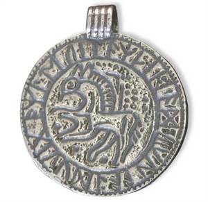Brakteat med hest og runeinskription - sølv