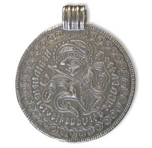 Brakteat med runeinskription - sølv