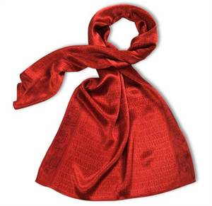 Rødt silketørklæde med runer