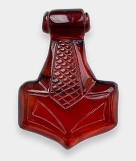 Ornamenteret vedhæng med Thorshammer i rav - cognacfarvet